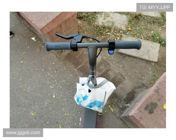 南京滑板队的防反战术解析与滑板热点的深度探讨